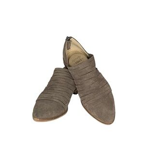 Chinese Laundry Danika‎ leather suede bootie flat in taupe color. Size 7.5